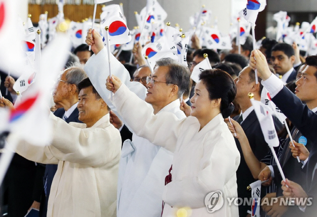 문재인 대통령이 15일 오전 천안 독립기념관 겨레의 집에서 열린 제74주년 광복절 경축식에서 참석자들과 함께 만세삼창을 하고 있다.