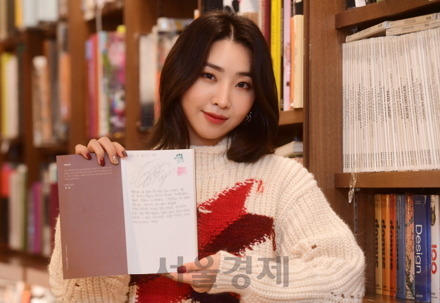 투에니원(2NE1)의 공민지는 책 읽는 것을 좋아하는 ‘집순이’로 커피와 책을 팔면서 노후를 보낼 생각도 하고 있다고 털어놨다./권욱기자