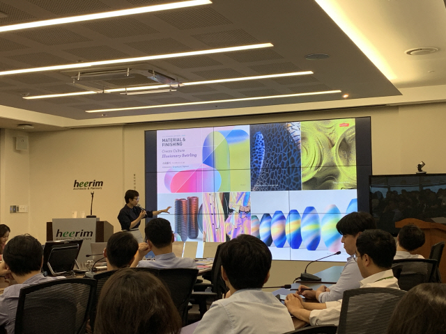 삼화페인트 관계자가 서울 희림종합건축사사무소에서 열린 ‘컬러톡 세미나’에서 2020년 CMF 트렌드에 대해 설명하고 있다./사진제공=삼화페인트