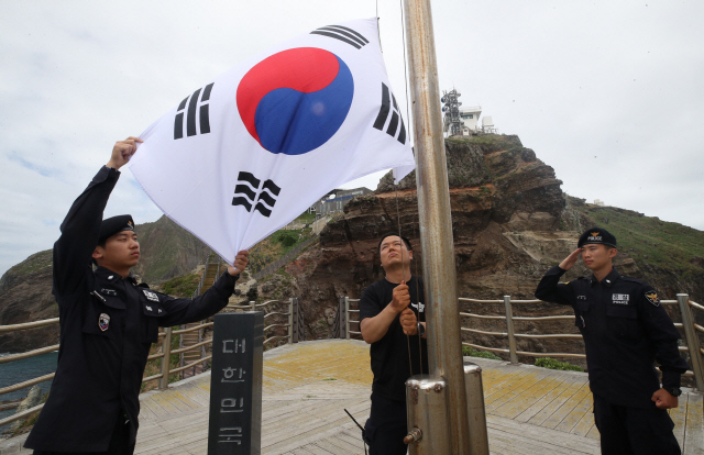 태극기 게양하는 독도경비대원들      (독도=연합뉴스) 이진욱 기자 = 제10호 태풍 ‘크로사’의 영향권에서 벗어난 16일 오전 경북 울릉군 독도에서 독도경비대원들이 태풍 비바람으로 훼손된 태극기를 내리고 새 태극기를 게양하고 있다. 2019.8.16      cityboy@yna.co.kr  (끝)      <저작권자(c) 연합뉴스, 무단 전재-재배포 금지>