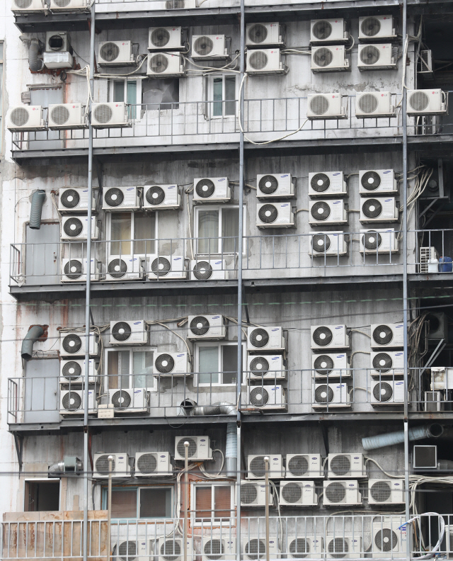 에어컨 실외기가 벽면을 가득 채우고 있는 서울 시내 한 건물의 외부 모습./연합뉴스