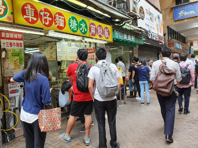 16일(현지시간) 시민들이 출근길에 상점 앞에서 음식을 사기 위해 줄을 서 기다리고 있다. /홍콩=전희윤기자