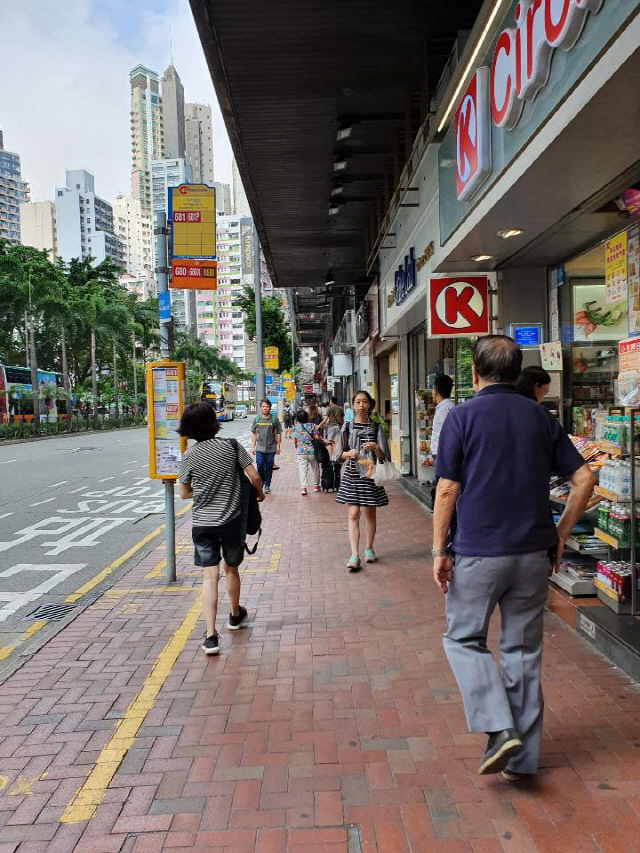 16일(현지시간) 홍콩 시민들이 상점 앞을 지나고 있다. /홍콩=전희윤기자