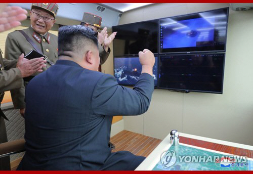 김정은 북한 국무위원장이 16일 또 다시 ‘새 무기’ 시험사격을 지도했다고 조선중앙통신이 17일 보도했다. 사격 성공을 확인한 김 위원장이 주먹을 불끈 쥐며 환호하고 있다./연합뉴스