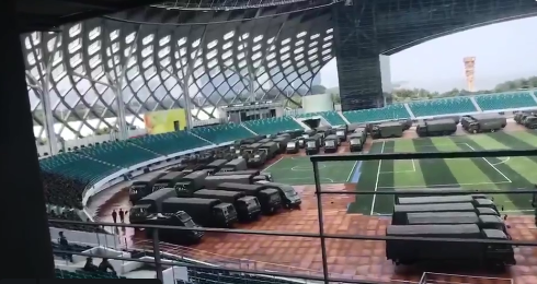 지난 12일 무장 경찰이 탄 차량들이 홍콩와 인접한 중국 광둥성 선전시 내 경기장에 집결해 있다./트위터 캡처
