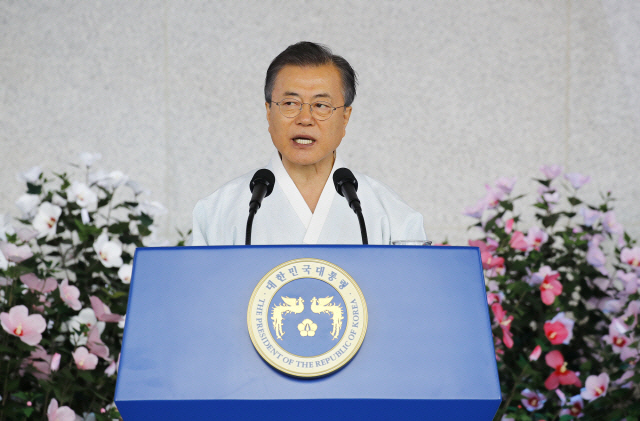 문재인 대통령이 15일 충북 천안시 독립기념관 겨레의 집에서 열린 제74주년 광복절 경축식에서 경축사를 하고 있다. /연합뉴스