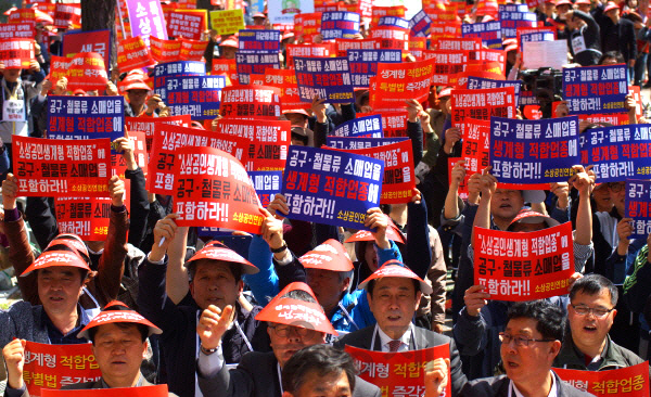지난해 4월 서울 여의도 국회의사당 앞에서 소상공인연합회 회원들이 생계형 적합업종 법제화 통과를 촉구하는 피켓을 들어올리고 있다./서울경제DB