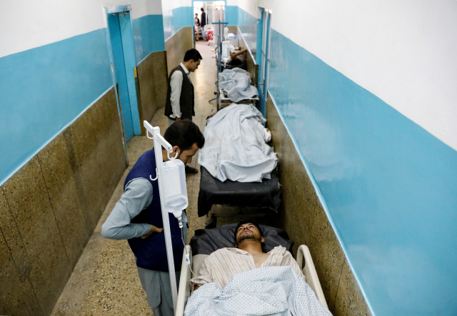 17일(현지시간) 아프가니스탄 수도 카불의 한 결혼식장에서 자살폭탄 테러로 의심되는 폭발로 적어도 63명이 숨지고 180명 이상이 다친 가운데 부상자들이 치료를 받고 있다. /로이터=연합뉴스