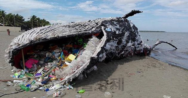 심각한 해양 플라스틱 문제를 일깨우기 위해 설치한 고래 조형물. /사진제공=그린피스필리핀