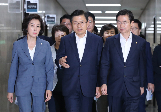 황교안(가운데) 한국당 대표가 19일 오전 국회에서 열린 최고위원회의에 참석하기 위해 위원들과 회의실로 이동하고 있다. /연합뉴스