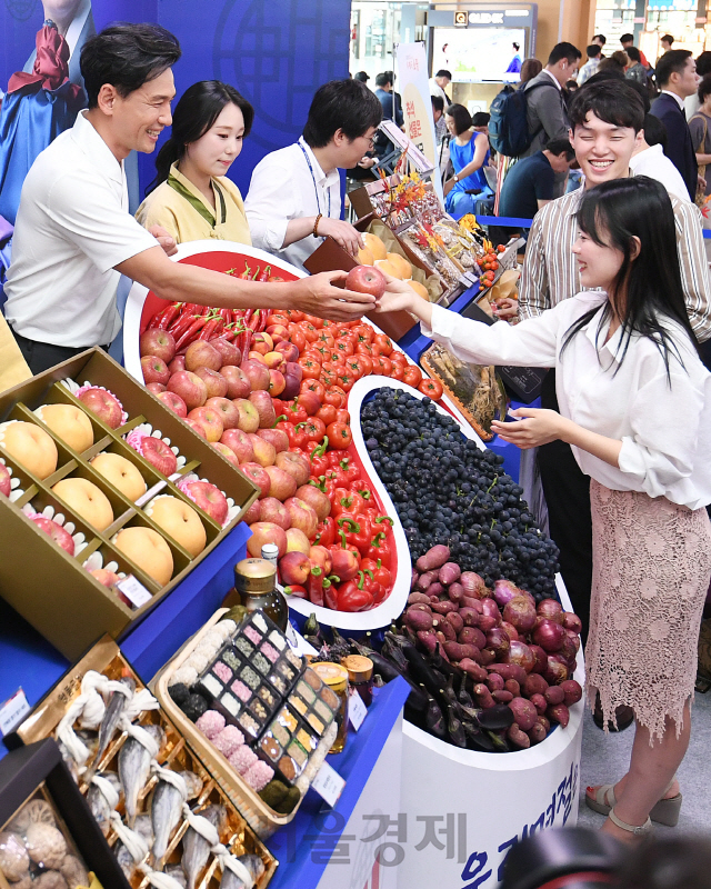 19일 오전 서울역에서 열린 '2019년 우체국쇼핑 추석선물대전'에 동참한 배우 황정민(왼쪽)과 우체국 직원들이 사과, 배, 곶감, 육류 등 추석 선물을 소개하고 있다. 우체국쇼핑은 다음달 7일까지 우리 특산물을 최대 30% 할인 판매한다./오승현기자 2019.8.19