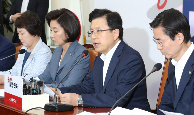 황교안(오른쪽 두번째) 한국당 대표가 19일 오전 국회에서 열린 최고위원회의에서 발언하고 있다./연합뉴스