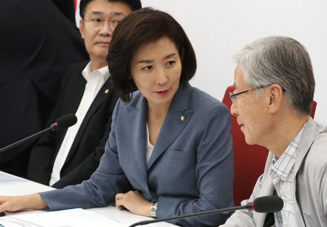 나경원(가운데) 자유한국당 원내대표가 19일 오전 국회에서 열린 조국 법무부 장관 후보자 인사청문회 대책 TF 1차 회의에서 여상규 법사위원장과 대화하고 있다. /연합뉴스