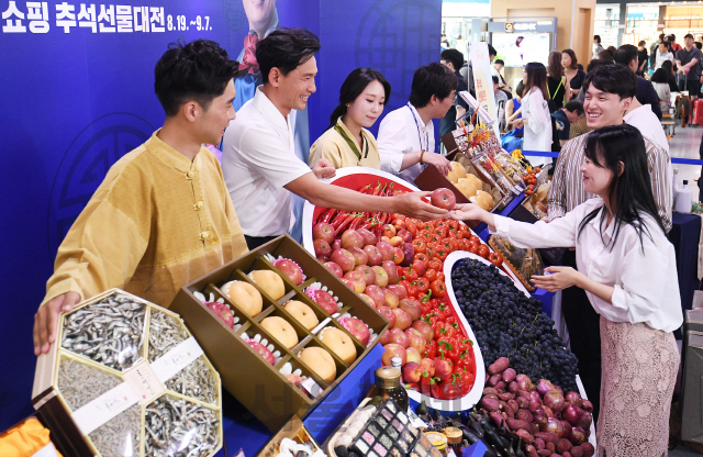 19일 오전 서울역에서 열린 '2019년 우체국쇼핑 추석선물대전'에 동참한 배우 황정민(왼쪽 두번째)과 우체국 직원들이 사과, 배, 곶감, 육류 등 추석 선물을 소개하고 있다. 우체국쇼핑은 다음달 7일까지 우리 특산물을 최대 30% 할인 판매한다./오승현기자 2019.8.19