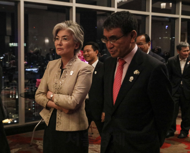 강경화 외교부 장관과 고노 다로 일본 외무상이 지난 1일 저녁 방콕에서 열린 아세안 관계장관회의 갈라디너에서 대화하고 있다. /사진제공=외교부