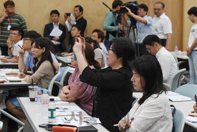 19일 정부 주최로 성남시 한국반도체산업협회에서 열린 설명회에서 관계자들이 일본수출규제 애로현장 지원단의 설명을 경청하고 있다. /오승현기자