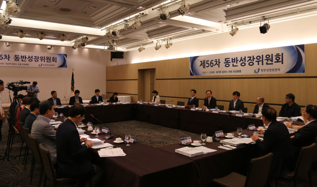 지난달 23일 서울 팔래스호텔에서 열린 제56차 동반성장위원회 회의에서 참석자들의 의견을 나누고 있다. /  사진제공=동반위