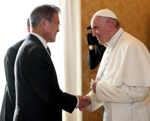 문재인 대통령이 지난해 10월 교황청을 방문해 프란치스코 교황을 만나 인사를 나누고 있다./사진 = 청와대