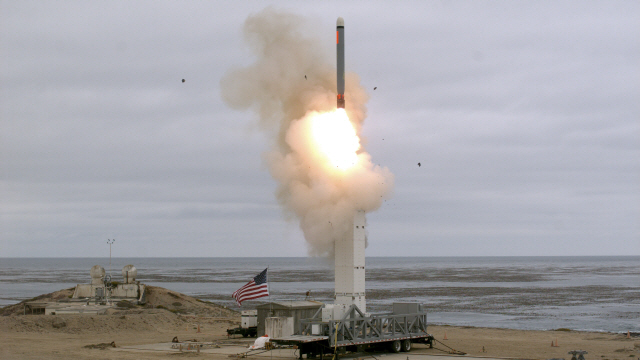 미국 국방부가 18일(현지시간) 캘리포니아주 샌니콜러스섬에서 지상발사형 순항 미사일 시험 발사를 진행한 사진을 공개했다. /샌니콜러스=AFP연합뉴스