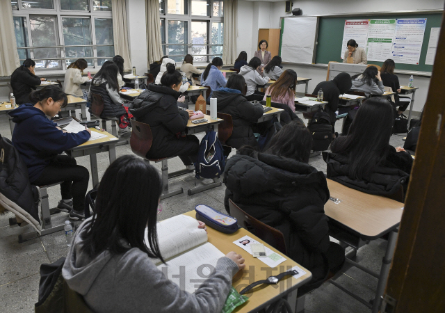 2019학년도 대학수학능력시험일인 작년 11월 15일 오전 서울 강남구 개포고등학교에서 수험생들이 시험 준비를 하고 있다./송은석기자
