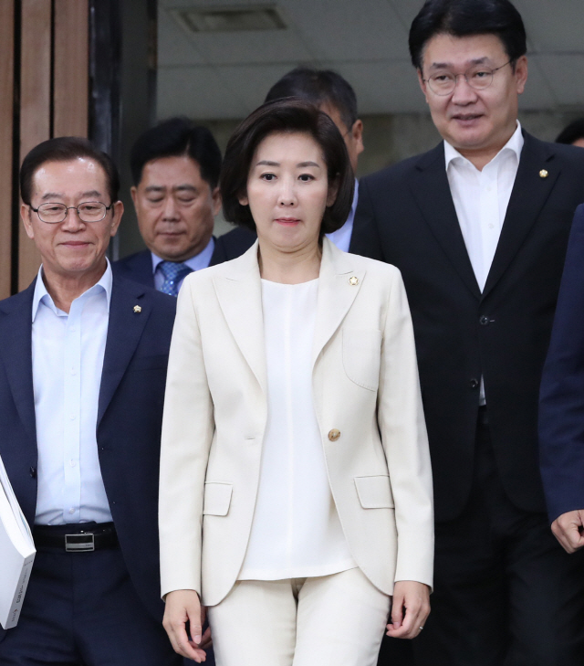 나경원 자유한국당 원내대표가 20일 오전 국회에서 열린 원내대책 및 조국 인사청문회 대책TF 연석회의에 들어서고 있다. /연합뉴스