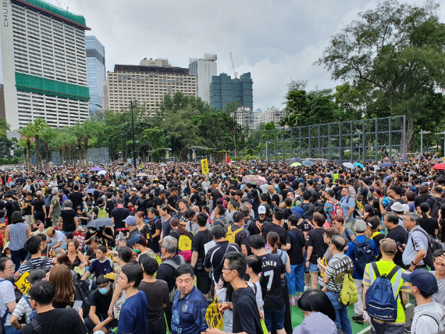 홍콩의 송환법 반대 시위대가 18일(현지시간) 시내 빅토리아 공원에 모여 집회를 열고 있다./홍콩 = 전희윤기자