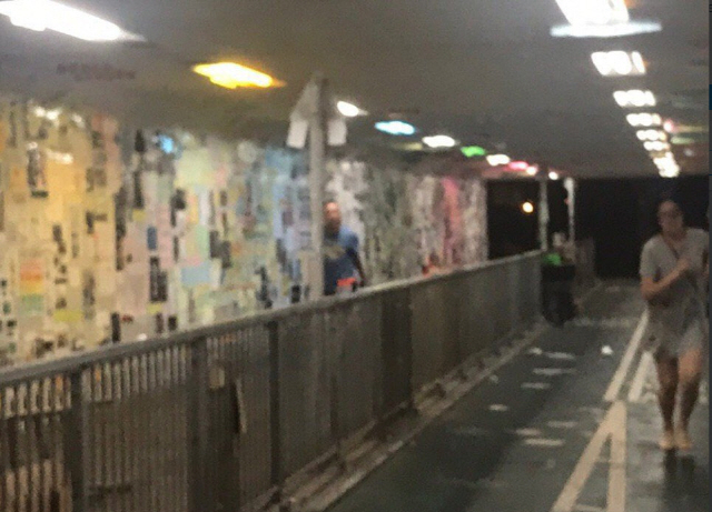 20일 홍콩 정관오 지역의 보행자 터널에서 한 여성이 흉기를 든 남자를 피해 도망치고 있다./트위터 캡처