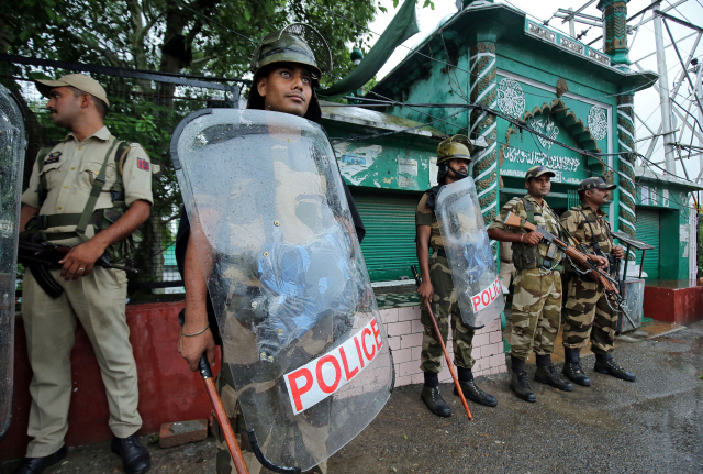 9일(현지시간) 인도 정부가 카슈미르의 헌법상 특별지위를 박탈하면서 통제령이 내려진 잠무 지역에서 인도 치안 병력이 보초를 서고 있다. /잠무=로이터연합뉴스