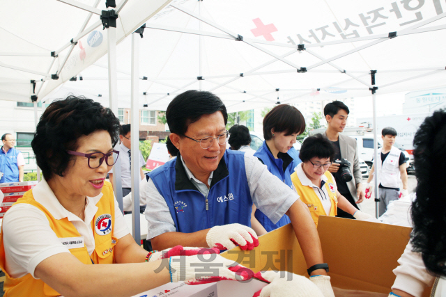 육현표(왼쪽 두번째) 에스원 사장이 21일 서울 신월동의 대한적십자사 재난안전센터에서 삼성긴급구호세트를 만들고 있다. /사진제공=에스원