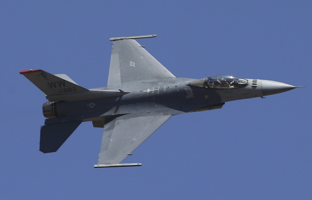 지난 2월 24일(현지시간) 미국의 F-16 전투기가 인도 방갈로르에서 열린 에어쇼에서 비행하고 있다. /방갈로르=AP연합뉴스