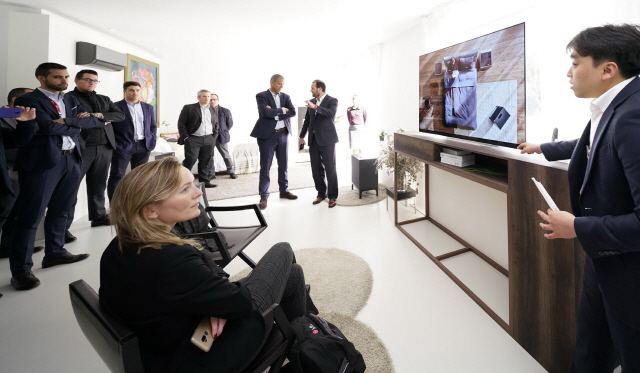 유럽 거래선 관계자들이 2019년형 LG 올레드 TV를 살펴보고 있다. /사진제공=LG전자