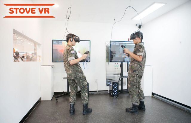 경기도 양주 소재 육군 부내 내 ‘문화컴플렉스’에 마련된 ‘VR 게임룸’에서 군인들이 VR 콘텐츠를 즐기고 있다./사진제공=스마일게이트스토브