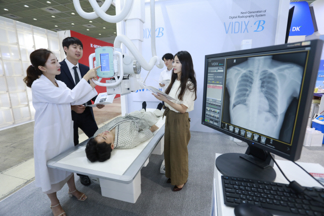 JW메디칼 직원이 21일 서울 삼성동 코엑스에서 열리는 국제병원의료기기산업박람회(K-Hospital Fair)에서 자체 기술로 개발한 국산 디지털 엑스레이 ‘비딕스 비(VIDIX B)’를 소개하고 있다./사진제공=JW메디칼