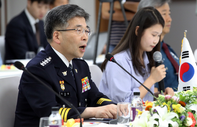 민갑룡 경찰청장이 지난달 8일 서울 서대문구 경찰청에서 열린 또 람 베트남 공안부 장관과의 치안총수 회담에서 베트남 결혼이주 여성에 대한 가정폭력사건과 관련해 베트남 공안국 관계자들에게 유감을 표명하고 있다./연합뉴스