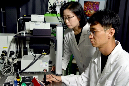 김세화(왼쪽) 표준연 박사 연구팀이 비선형 광학 현미경으로 혈관을 관찰하고 있다. /사진제공=KRISS