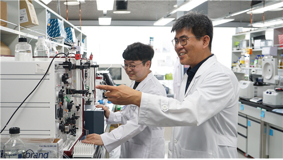 임현호(오른쪽) 한국뇌연구원 책임연구원이 박건웅 연구원과 함께 FPLC를 이용해 세포막단백질 CLC-ec1이 정제되는 모습을 관찰하고 있다. /사진제공=한국뇌연구원