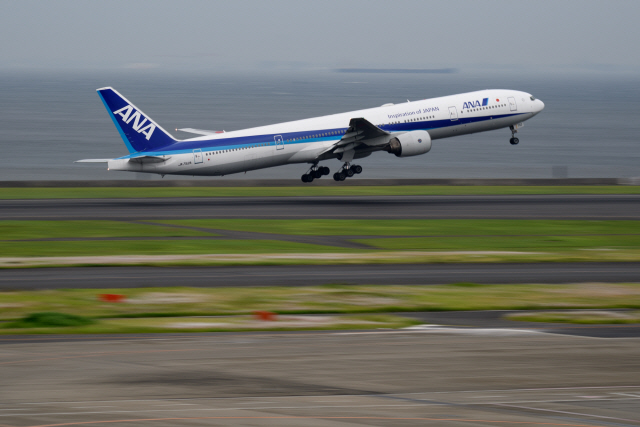 일본 ANA항공의 여객기가 일본 도쿄 하네다 공항을 이륙하고 있다. 일본 정부는 지난 7월 일본을 찾은 한국인 여행자가 전년 동월 대비 7.6% 감소했다고 발표했다. /블룸버그 자료사진
