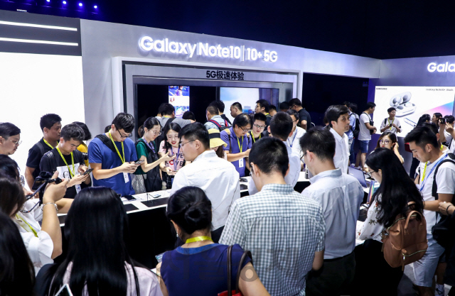 지난 21일(현지 시간)에 중국 베이징에서 진행된 ‘갤럭시 노트10’출시 행사 참석자들이 제품을 체험하고 있다./사진제공=삼성전자