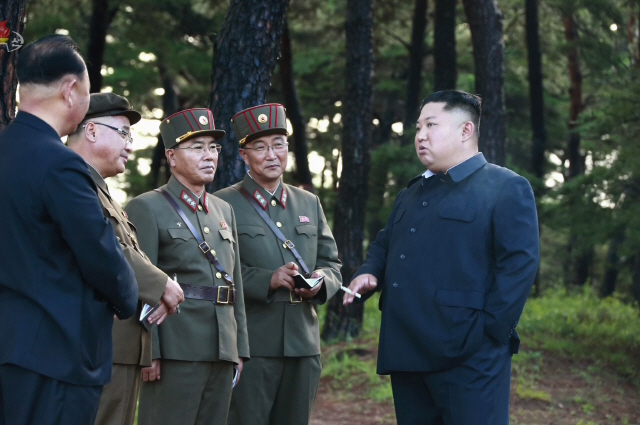 북한이 16일 또다시 김정은 국무위원장의 지도 하에 새 무기 시험사격을 했다고 조선중앙통신이 17일 보도했다. 사진은 조선중앙TV가 공개한 발사 현장으로 김정은 국무위원장이 수행원들과 대화하고 있다./연합뉴스