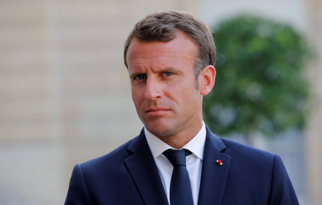 에마뉘엘 마크롱 프랑스 대통령이 22일(현지시간) 파리 엘리제 궁에서 심각한 표정을 짓고 있다. /파리=로이터연합뉴스