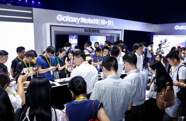 중국 미디어와 파트너사들이 지난 21일(현지 시간)에 중국 베이징에서 진행된 ‘갤럭시 노트10’ 출시 행사에서 제품을 체험해보고 있다./사진제공=삼성전자