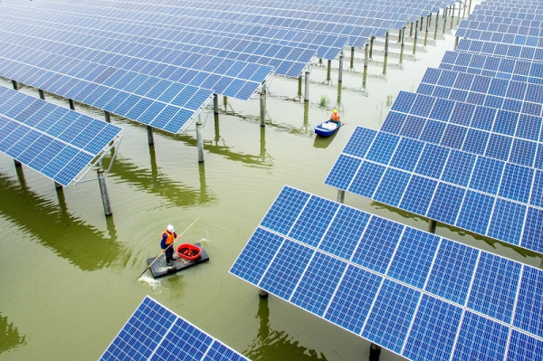 중국 후저우의 바닷가재 양식장 위에 세운 태양발전소. 사진=포춘US