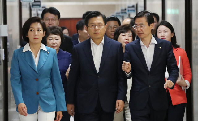 자유한국당 황교안 대표와 나경원 원내대표가 22일 국회에서 열린 최고위원회의에 들어서고 있다./연합뉴스