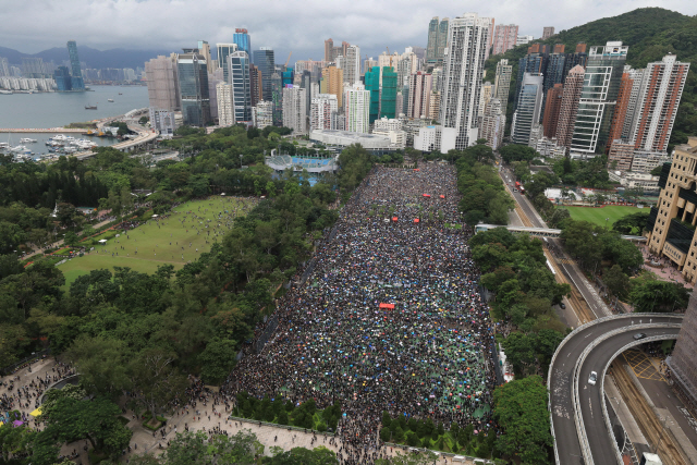 ‘범죄인 인도 법안(송환법)’에 반대하는 홍콩 시민들이 18일 빅토리아 공원 집회에 운집해 있다. 이날 대규모 도심 시위는 주최 측 추산으로 170만 명이 참여했으나 ‘비폭력’으로 끝났다./연합뉴스=홍콩 AP