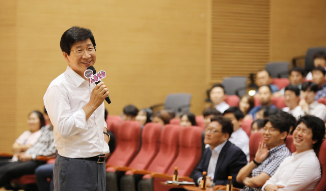 지난 21일 삼성디스플레이 아산2캠퍼스에서 열린 사내 소통 행사에서 이동훈 대표가 임직원들의 질문에 답하고 있다. /사진제공=삼성디스플레이