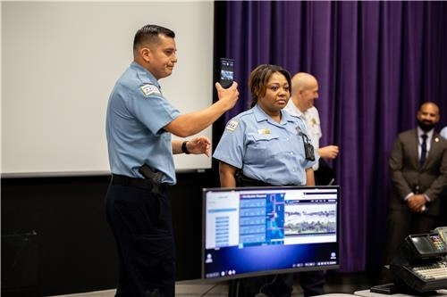 시카고 경찰 관계자들이 ‘삼성 덱스’ 사용법에 대해 설명하고 있다./삼성전자 웹사이트