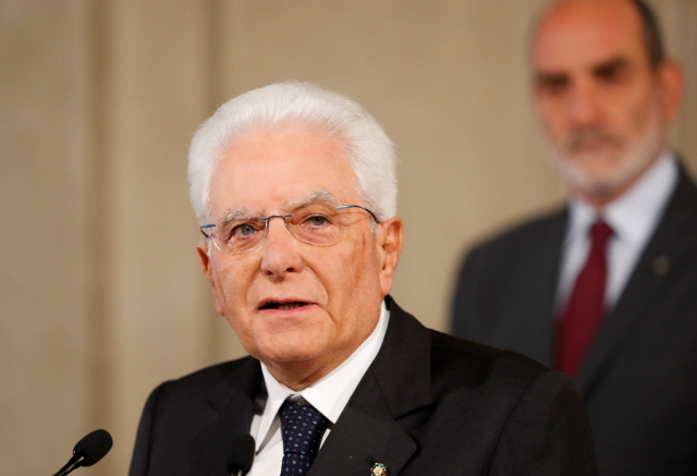 세르조 마타렐라 이탈리아 대통령이 22일(현지시간) 로마 대통령궁에서 성명을 발표하고 있다. /로마=로이터연합뉴스