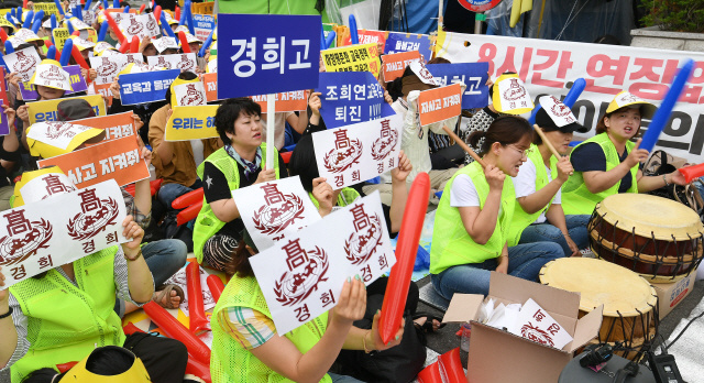 지정취소가 결정된 서울 지역 자사고 8곳의 청문이 시작된 지난달 22일 서울시교육청 앞에서 서울자사고학부모연합회 회원들이 재지정 취소 반대 집회를 하고 있다./오승현기자