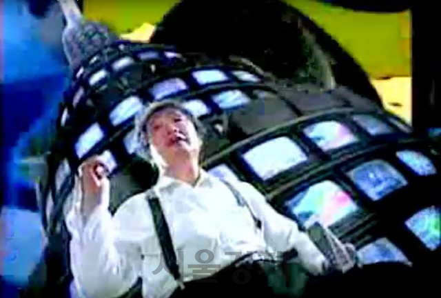 백남준이 출연한 1995년의 칠성사이다 창업 45주년에 광고. 자신의 비디오아트로 CF를 제작하는 데 동의하고 직접 출연도 했다.