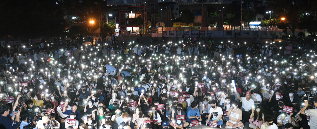 23일 오후 서울 성북구 고려대학교에서 재학생 및 졸업생들이 조국 법무부 장관 후보자 딸의 입학과정에 대한 진상규명을 촉구하며 촛불집회를 하고 있다. 이날 참가자들은 안전상의 이유로 휴대전화 불빛으로 촛불을 대신했다./오승현기자 2019.8.23